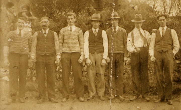 Undated postcard of bowlplaying group at Vicarstown.jpg